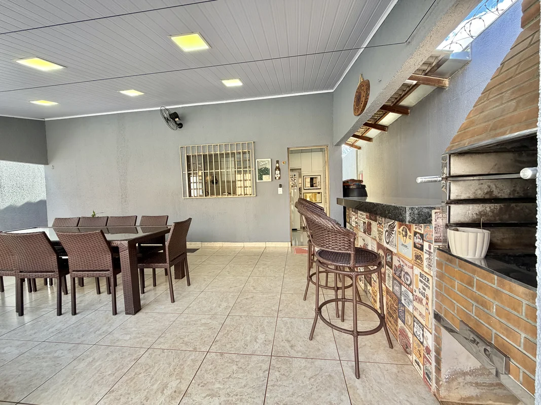 Casa única em terreno de 300m², toda avarandada e com imenso quintalSetor Recant...