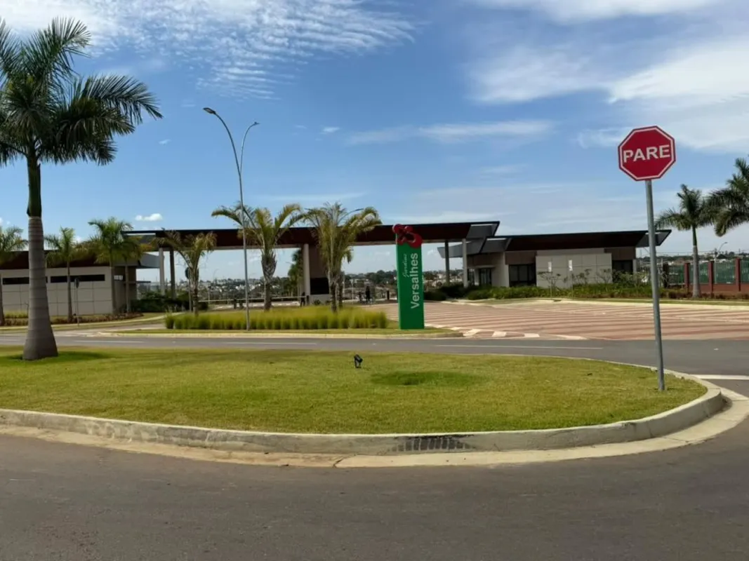 Lote à venda com 267,66m² no condomínio fechado Residencial Jardins Versalhes, e...