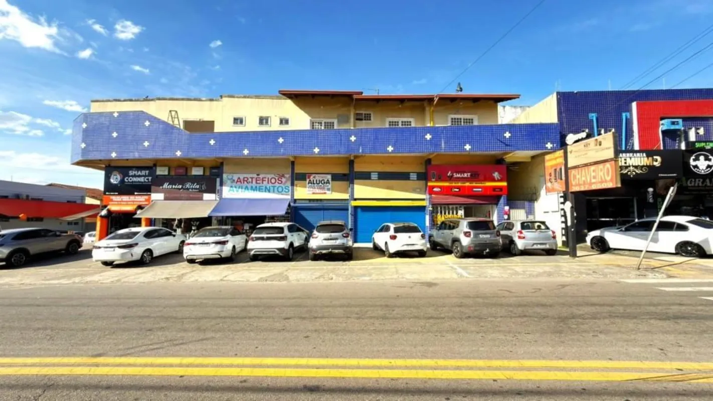 Loja comercial com 02 portas de aço, banheiro, copa, pé-direito duplo para mezan...