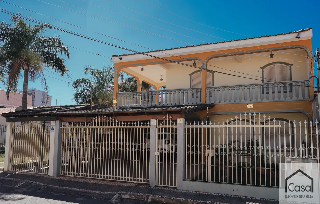 CASA IMÓVEIS VENDE EXCELENTE SOBRADO DE ESQUINA NO GUARÁ .* Terreno de 200 m²;*A...