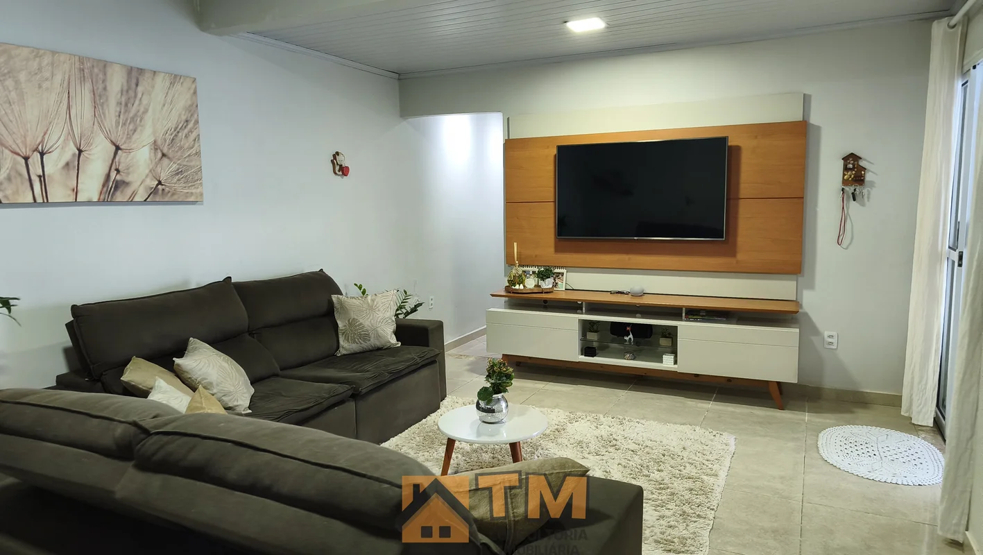 TM CONSULTORIA IMOBILIARIA.VENDE;EXCELENTE CASA COM 4 QUARTOS, DE ESQUINA, NASCE...