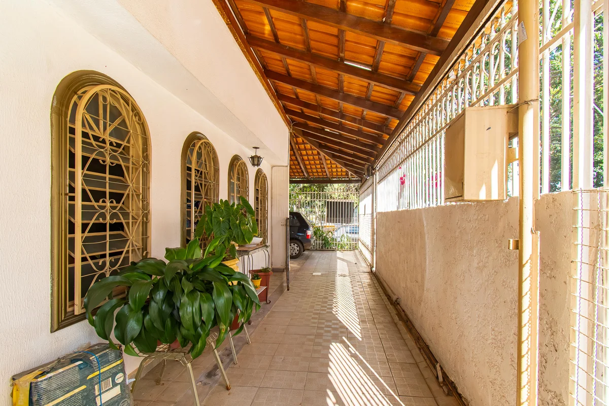 QI 3 ESQUINAO - COMÉRCIO OU RESIDÊNCIA!CASA TÉRREA COMPOSTA DE: 2 salas, banheir...