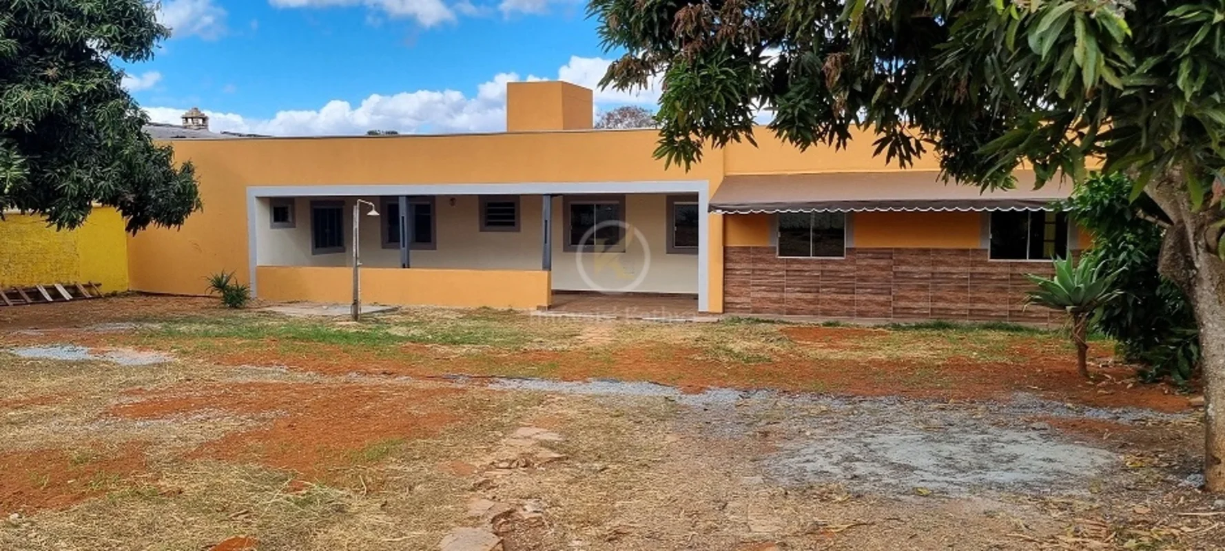Charmosa casa em um condomínio fechado na tranquila região do Setor Habitacional...