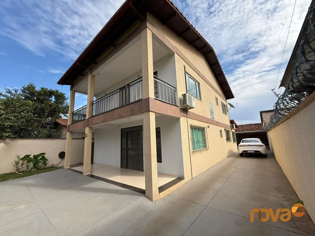 Sobrado a venda no Setor Santa Genoveva, com área edificada de 364,05m² e área d...