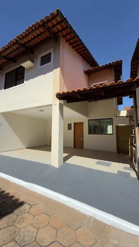Com aproximadamente 200 m² de área privativa, o imóvel oferece ambientes amplos,...
