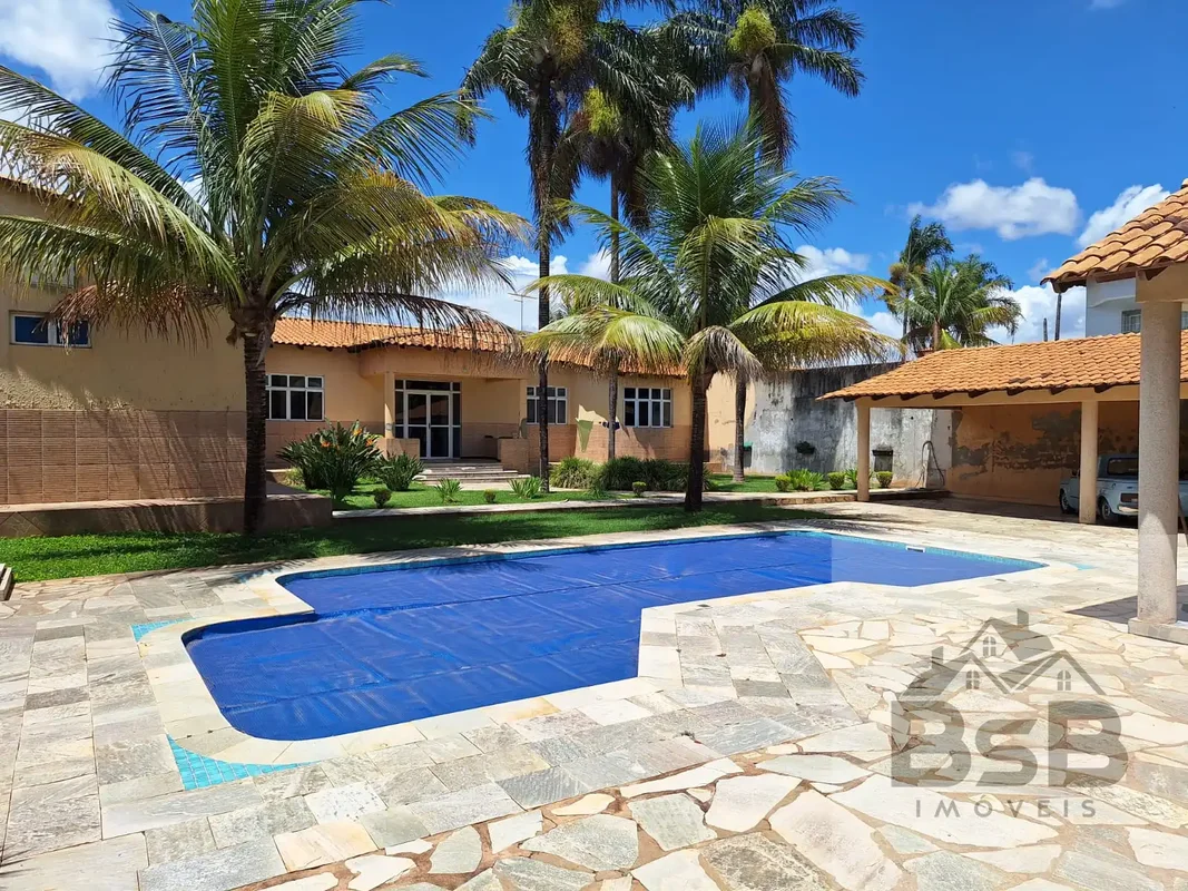 Casa térrea no Jockey Club, lote de 900m2.Casa de três quartos, com enorme poten...