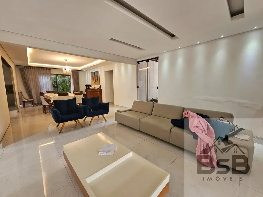 Casa térrea no Jockey Club, lote de 800m2.Casa com três suítes, cozinha, sala de...