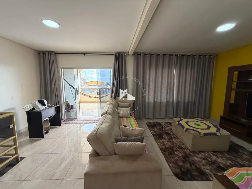 SOBRADO À VENDA, EM SAMAMBAIA NORTE, COM 6 QUARTOS Térreo:* Sala ampla com 2 amb...