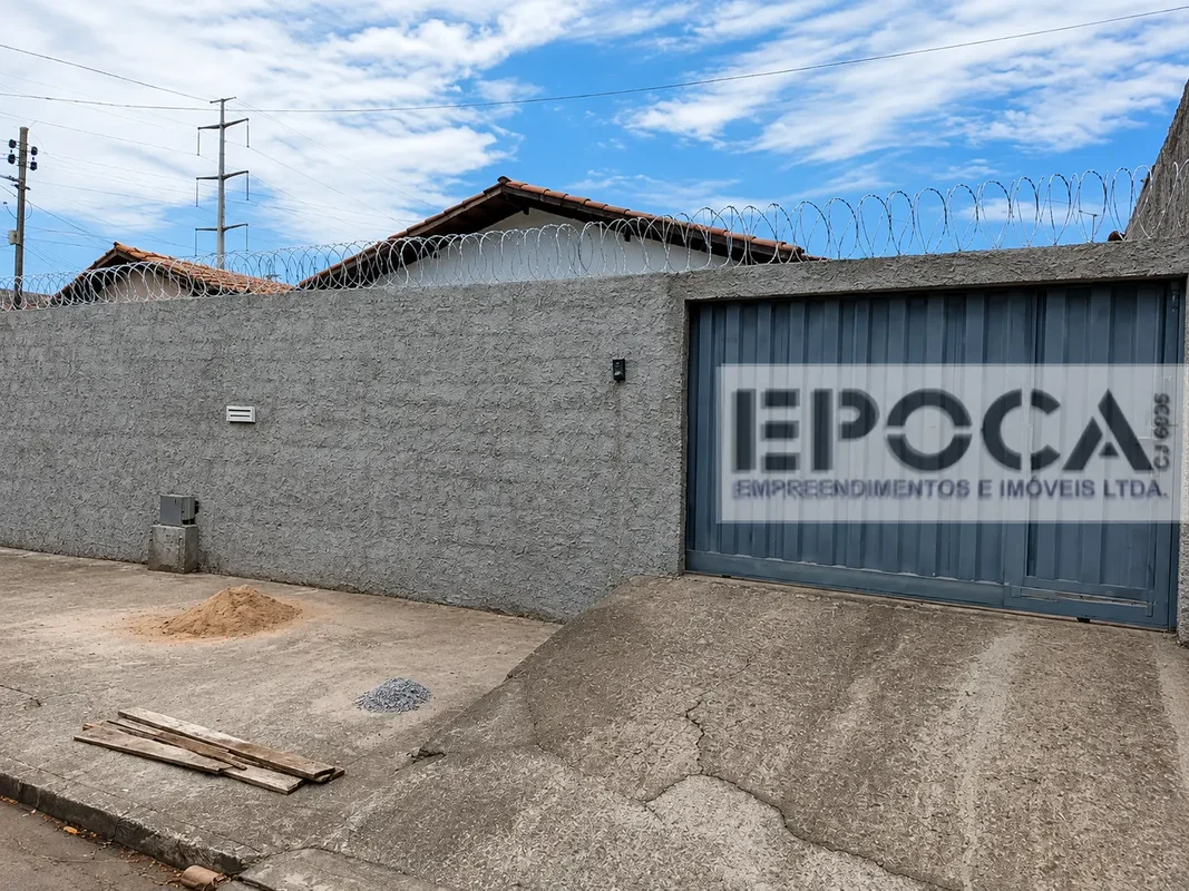 CASA COM VARANDA, VAGA DE GARAGEM COBERTA PARA 3 CARROS + 2 DESCOBERTOS, QUINTAL...