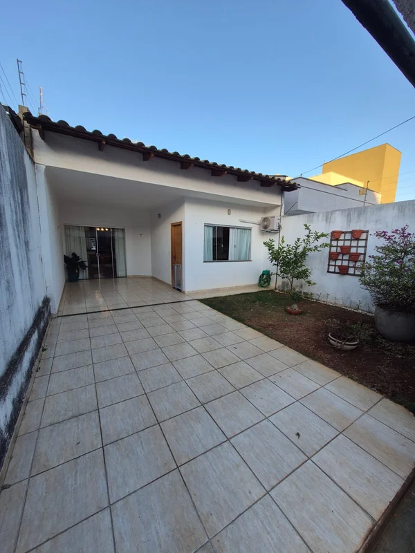 Casa usada com 3 quartos, sendo 1 suíte, banheiro social, sala ampla, copa, cozi...