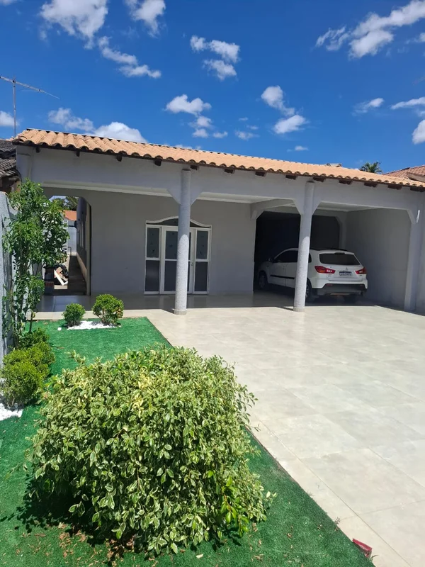 Leniér Curadoria Imobiliária vende* Casa em condomínio fechado;* 280m² de área p...