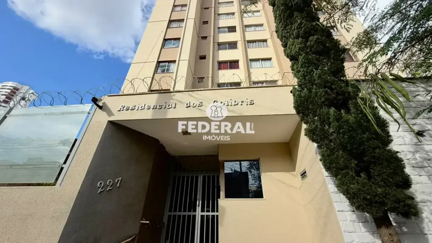 Apartamento com dois quartos, sendo um com armarios, sala para dois ambientes, c...