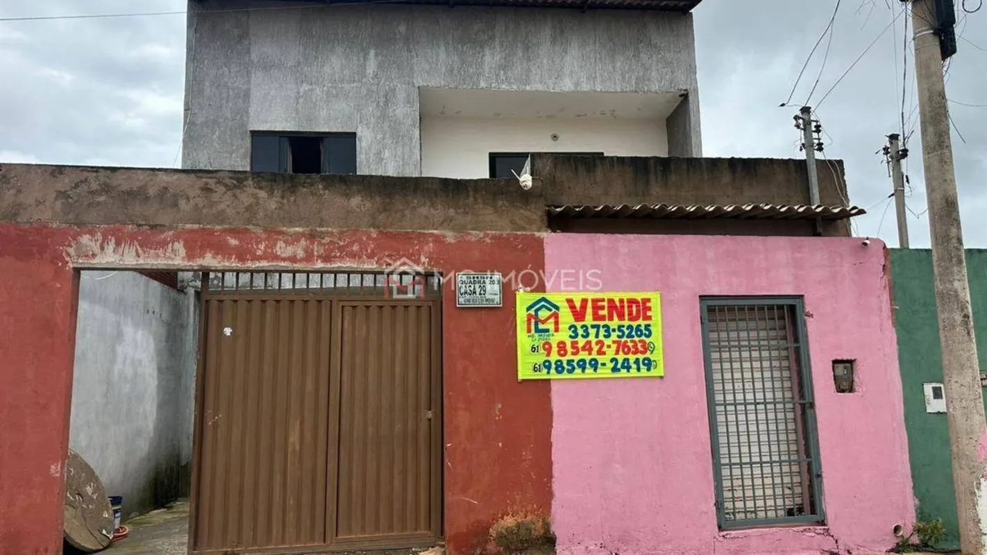 Casa à Venda na Avenida Comercial, Sol Nascente, Quadra 203 - 4 Quartos com Suít...