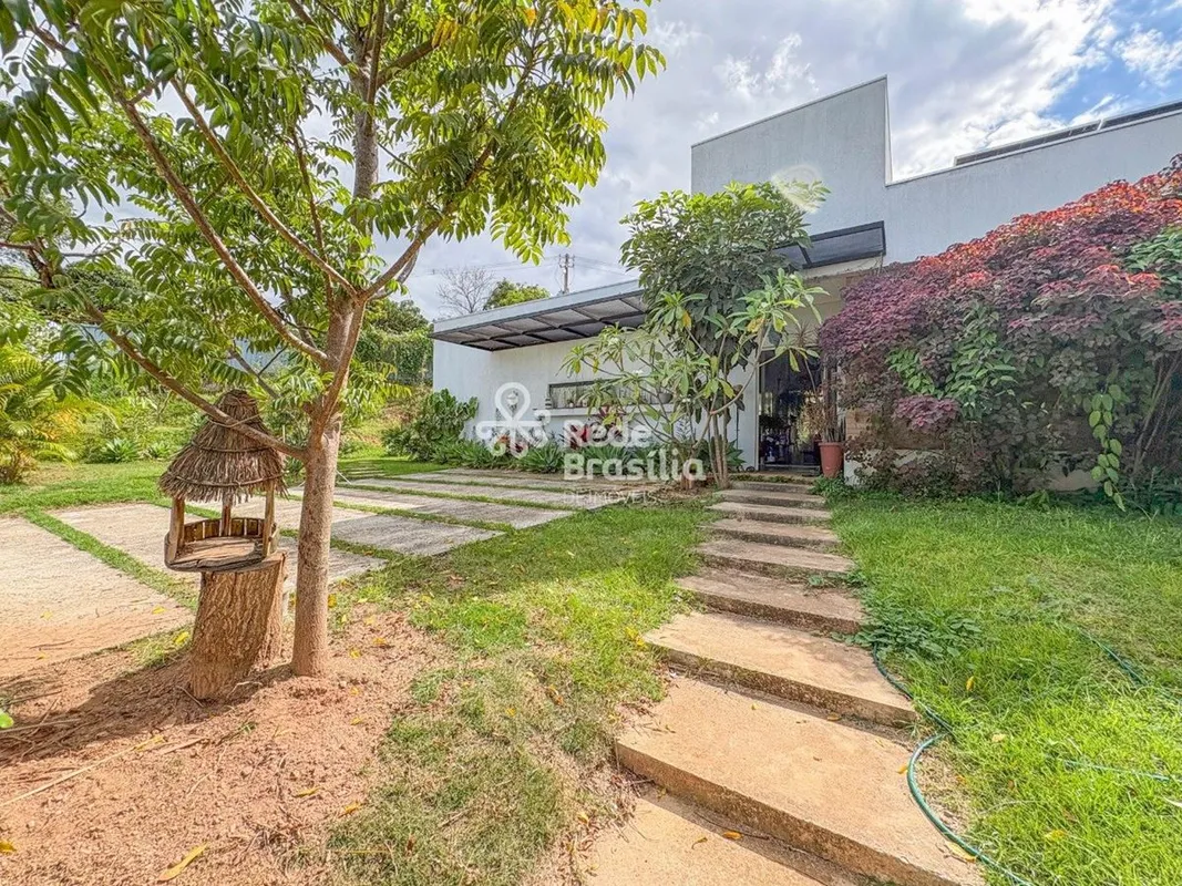 Localizada no Condomínio Ouro Vermelho II, esta casa térrea possui 150 m² de áre...