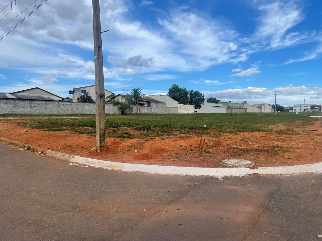 Área com 6 lotes juntos somando uma área total de 2.249,38 m² (cabeça de quadra)...
