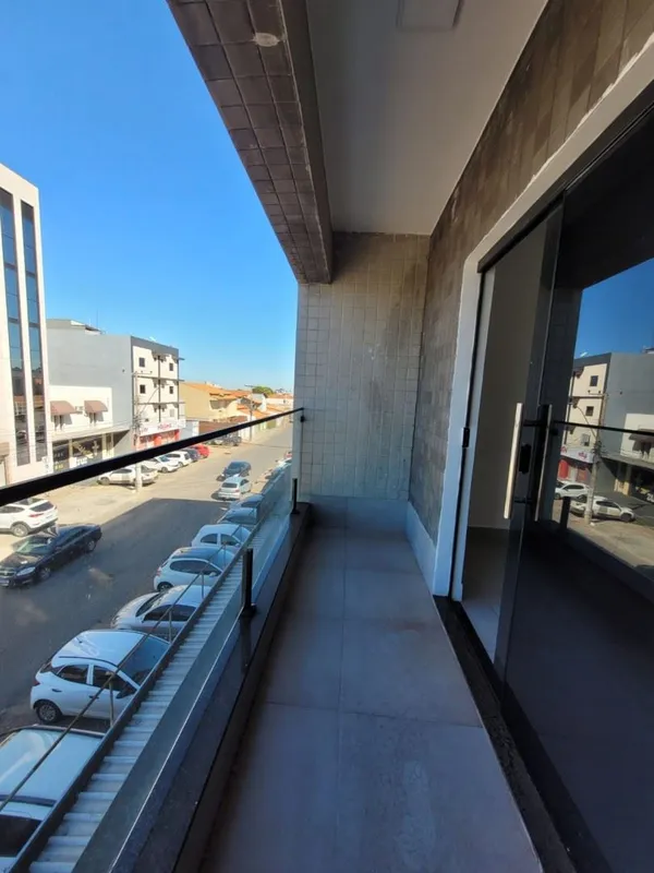 APT DE 02 QUARTOS, (Possui VARANDA em 01 dos quartos), SALA, COZINHA COM ARMARIO...