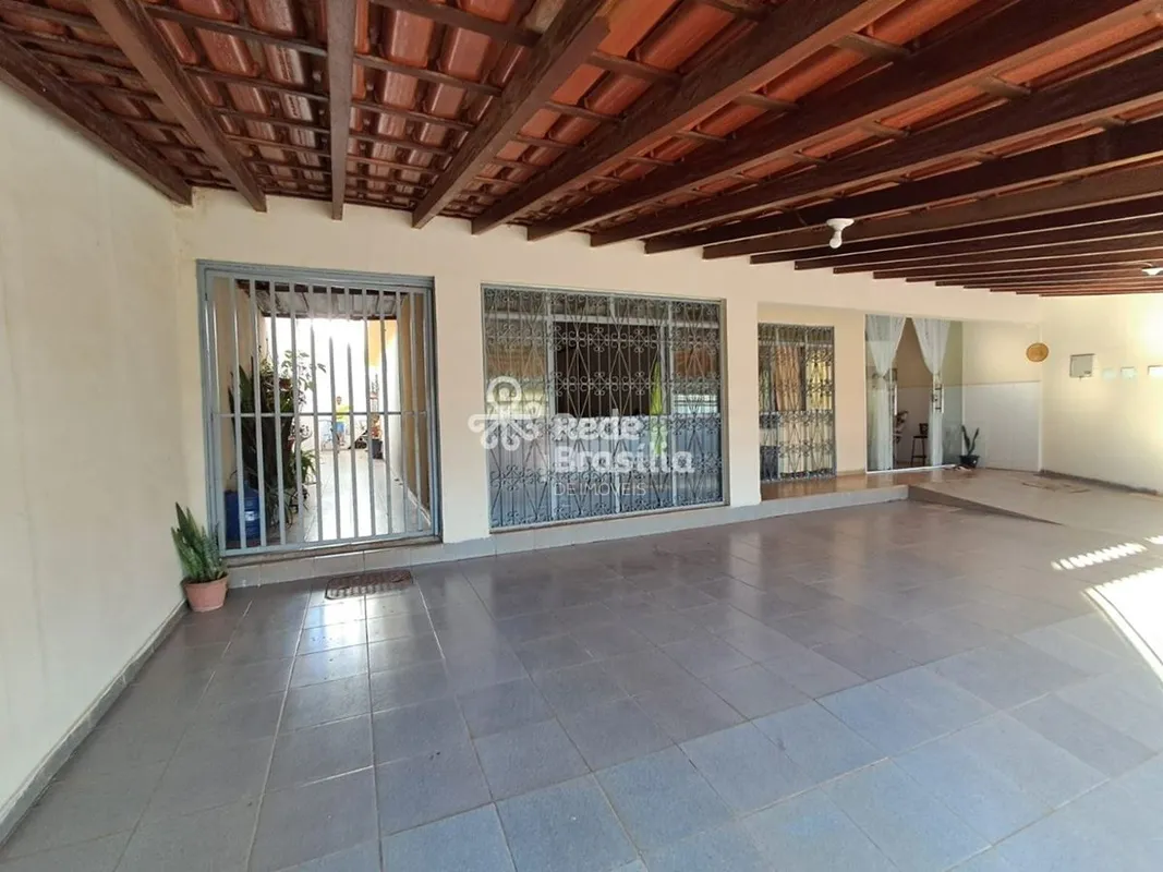 Oportunidade única de casa térrea toda na laje à venda na QE 18, Guará I, com 30...