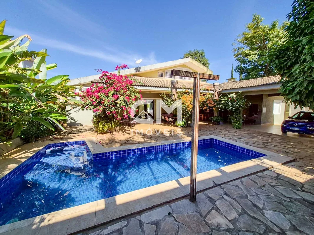 GM IMÓVEIS VENDE EXCELENTE CASA TÉRREA ESCRITURADA Área Construída: 466,54 m²Áre...