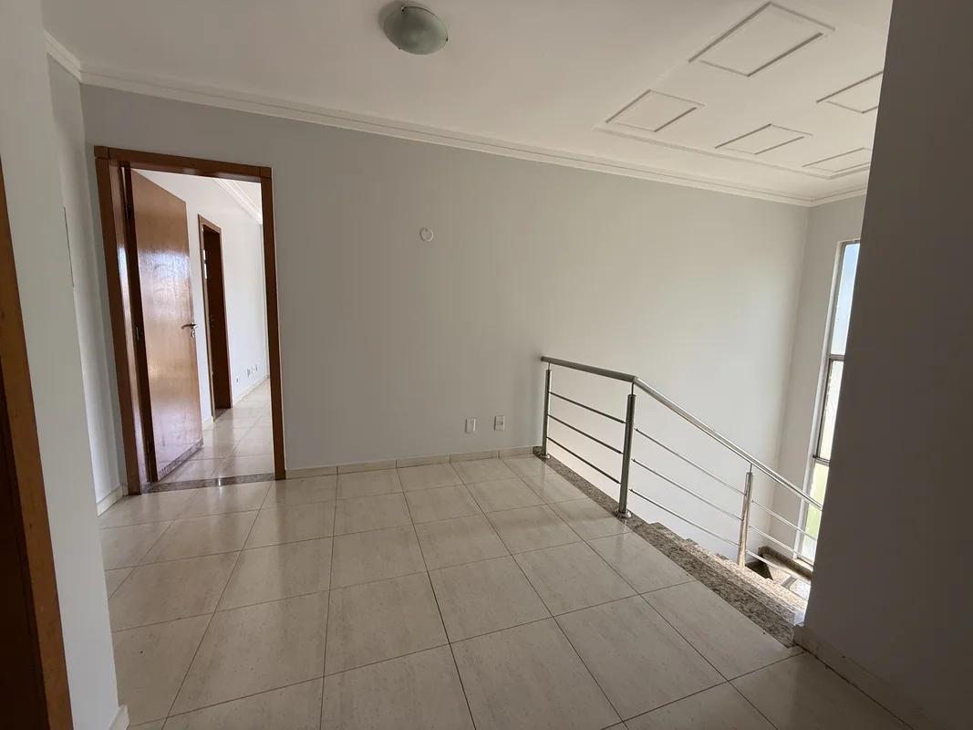 O sobrado no bairro Residencial Granville com 262 metros quadrados com 4 quartos...