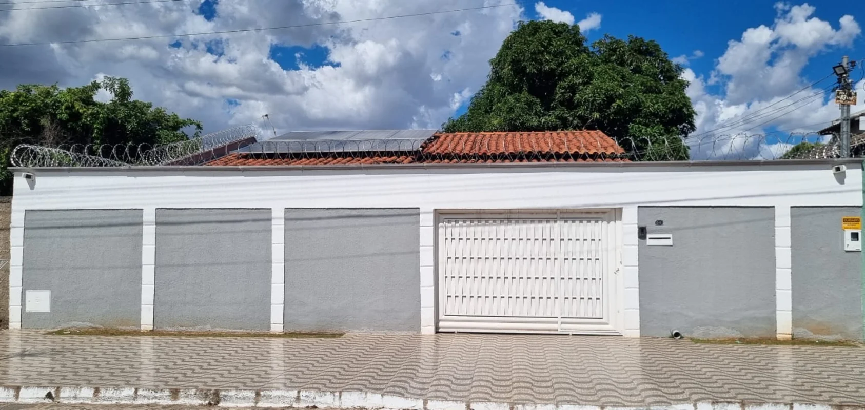 Oportunidade, casa pronta, armários planejados, excelente para morar com confort...