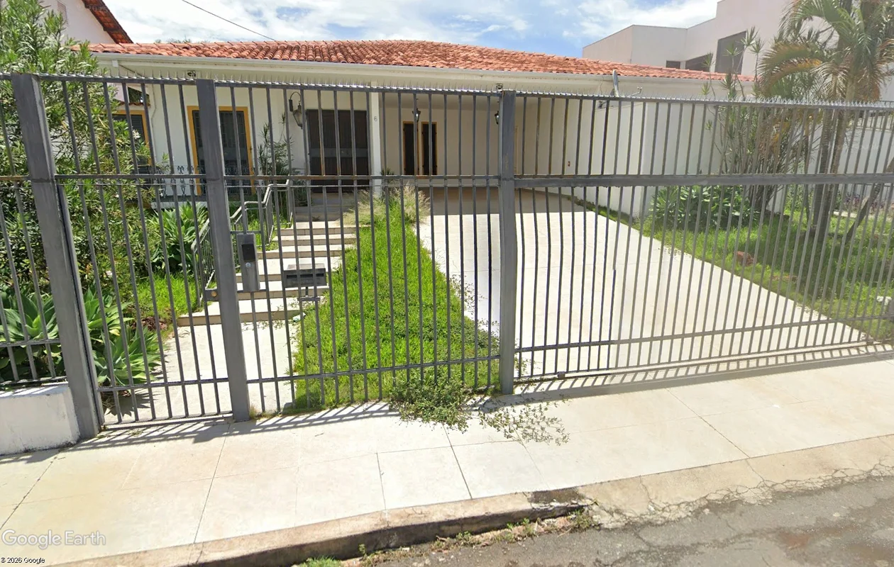 Casa totalmente térrea, ampla, confortável e com excelente padrão construtivo. I...