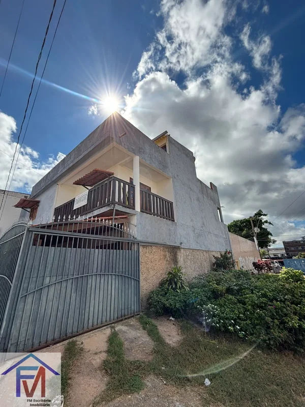 Descubra esta maravilhosa casa sobrado à venda no QR 218, em Santa Maria, DF. Co...