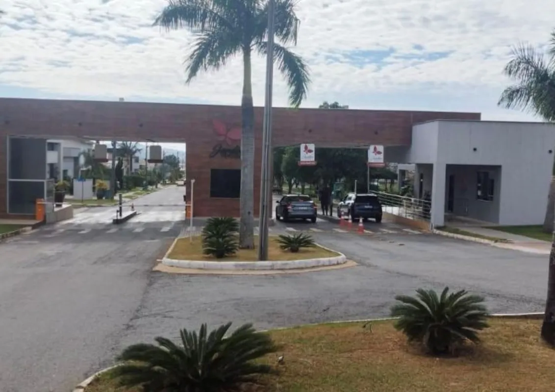 Um lote de 360m² no Condomínio Fechado em Senador CanedoPronto para ser feito um...