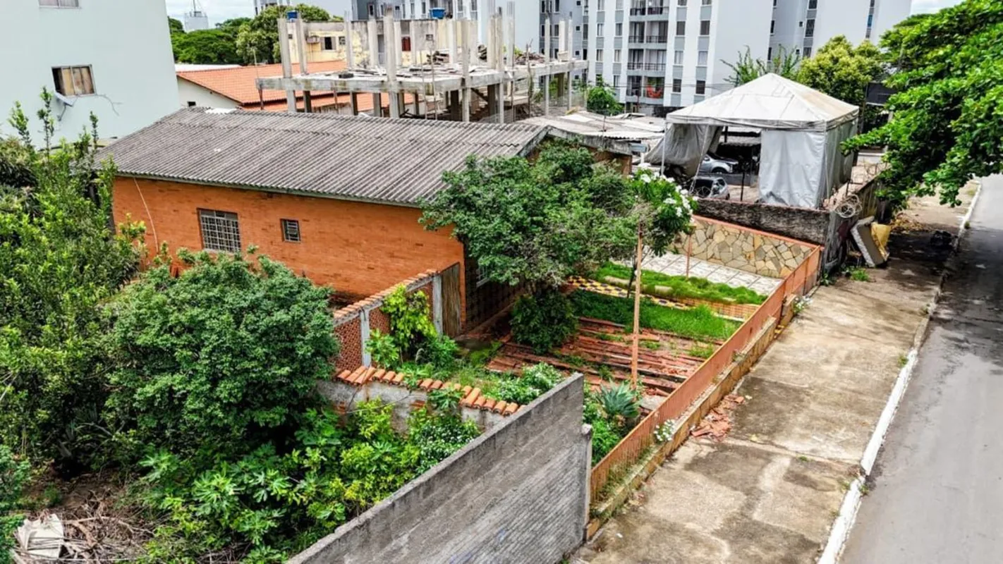 CASA EM RUA PÚBLICALOTE COM 506M²2 QUARTOS1 BANHEIRO3 VAGAS DE GARAGEM(62)9 9458...