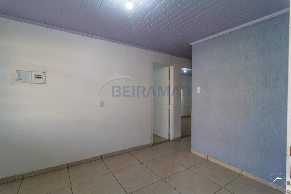 O imóvel dispõe de:- Casa principal com 2 quartos;- Kitnet independente com 1 qu...