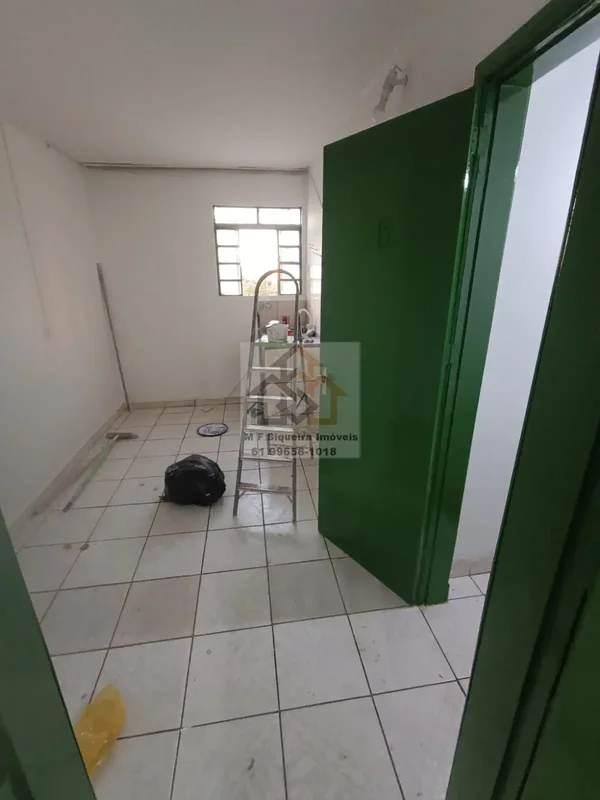 Alugo 01 quarto na QN 408 conj C - Samambaia- prédio pequeno com apenas 06 morad...