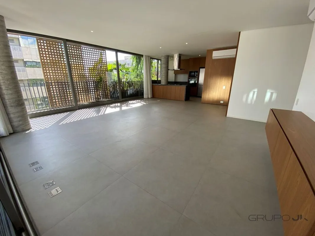 Localizado no Edifício Lotus, no Noroeste, este excelente apartamento reúne conf...