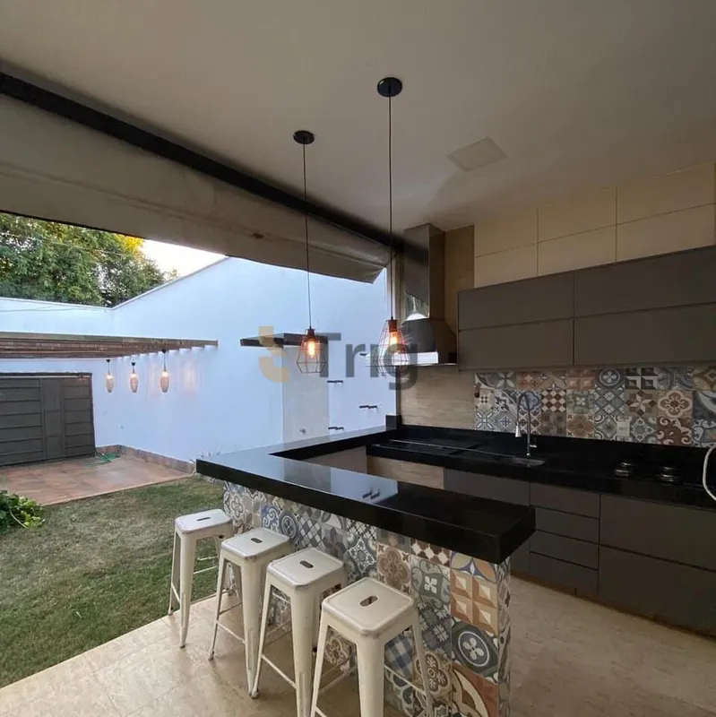 Casa mobiliada com 180 m² de construção em lote de 300 m², localizada em Senador...