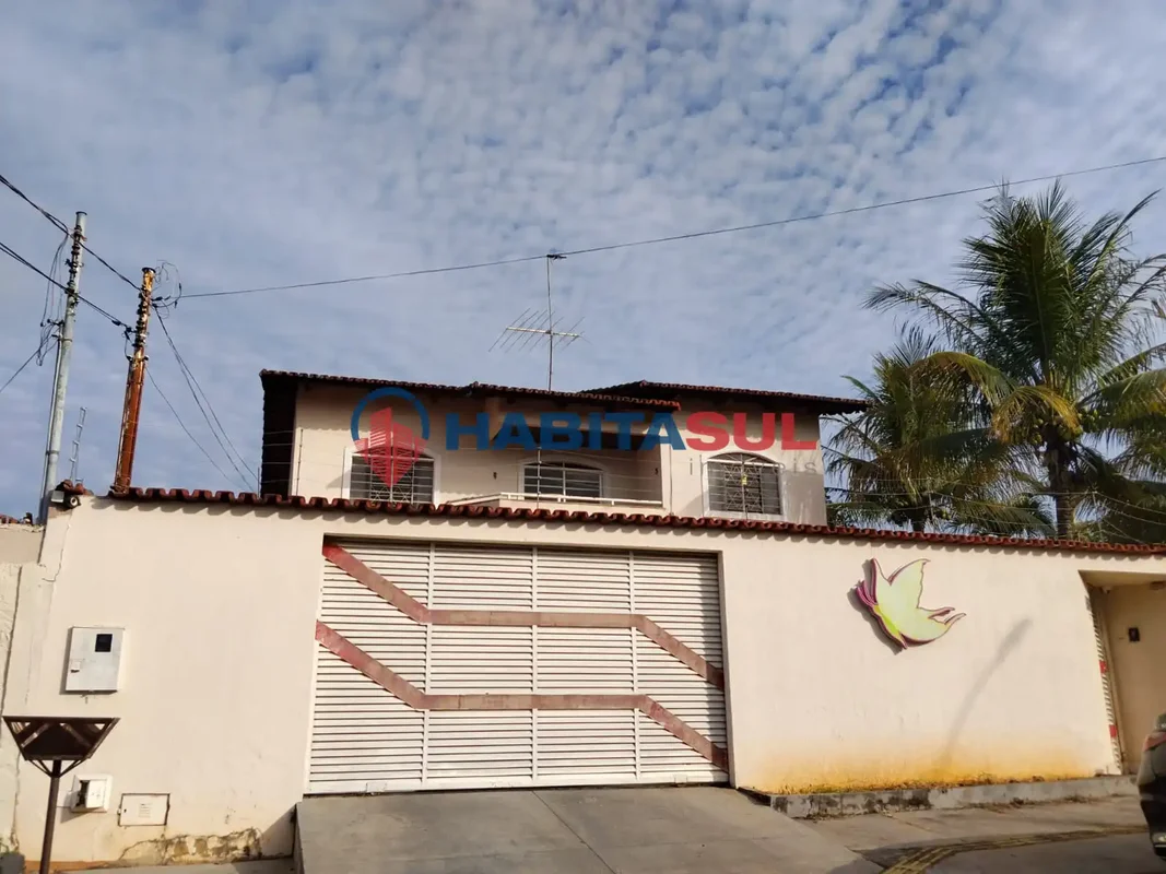 Sobrado Residencial com pavimento térrea tendo 02 vagas de garagem;02 salas;01 s...