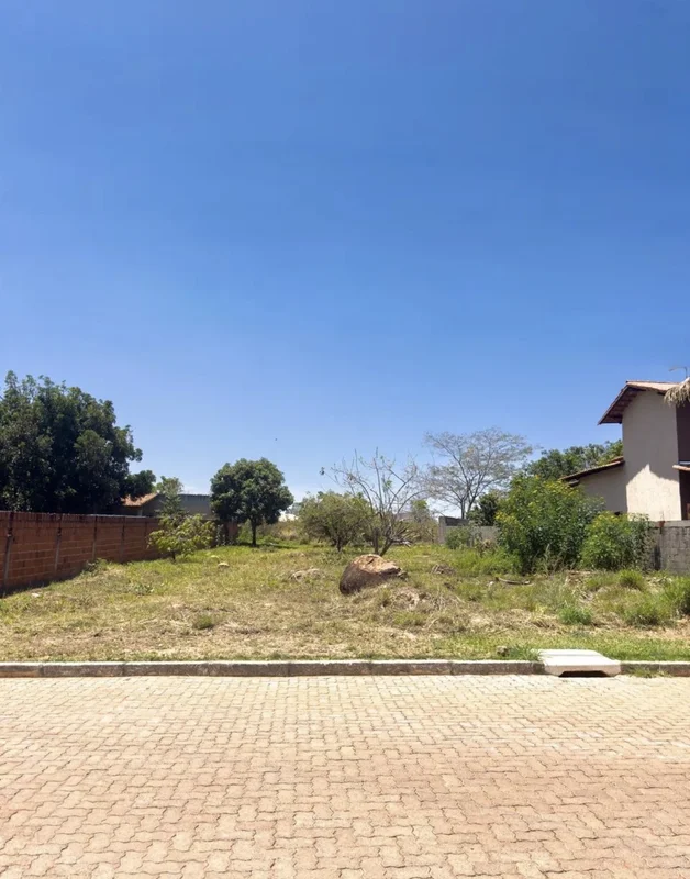A GCASTRO IMÓVEIS VENDE!!!Ótimo lote Plano Com muros Rua pavimentada Condomínio ...