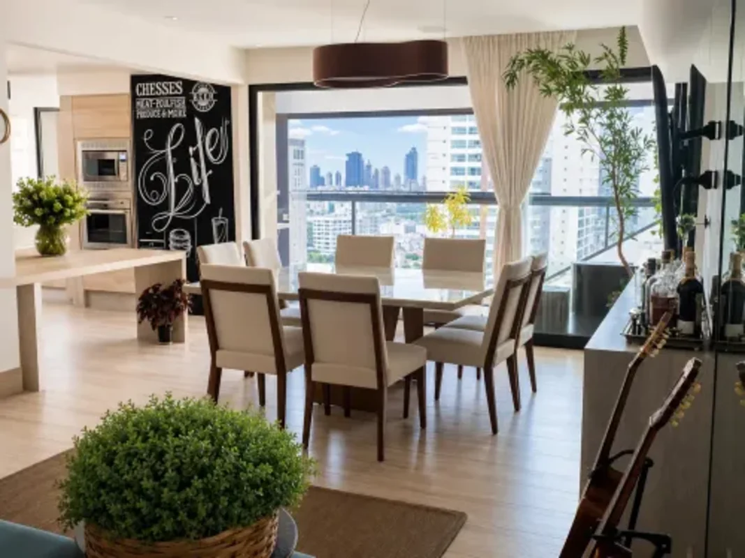 DescriçãoApartamento de 100 m2, em andar alto, posição nascente, com excelente v...