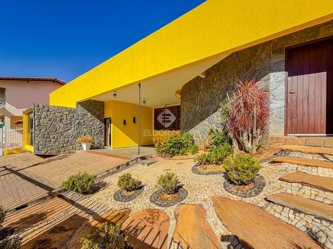 Descubra uma casa confortável e moderna no Condomínio Ecologico Village III, loc...