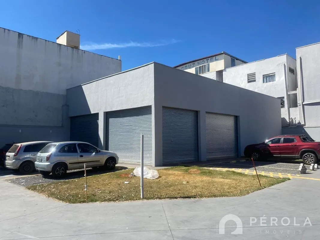Galpão comércial contendo 186 m², estacionamento rotativo para 10 carros, copa e...