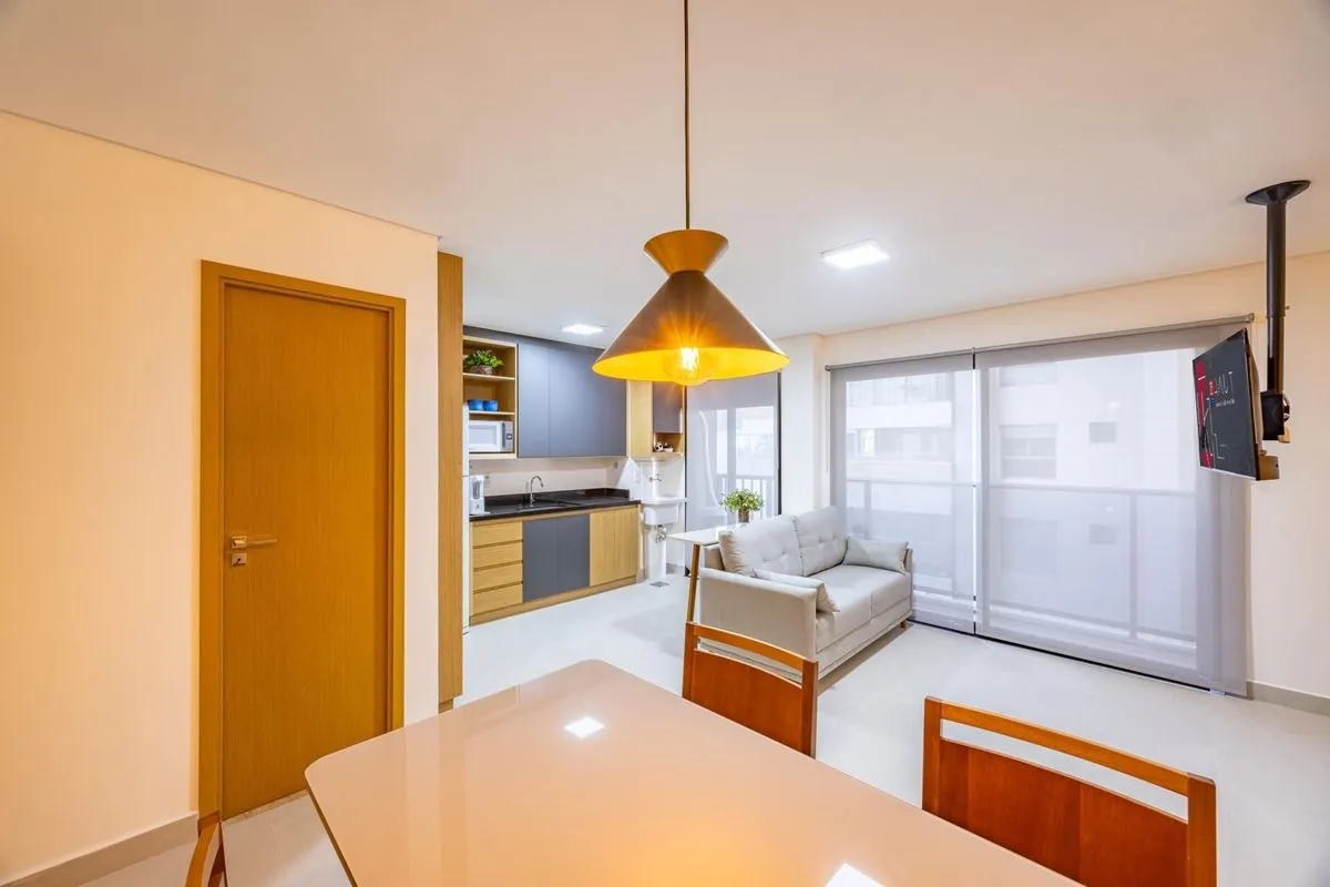 Este apartamento mobiliado para locação no Gyro Rooftop oferece conforto, pratic...