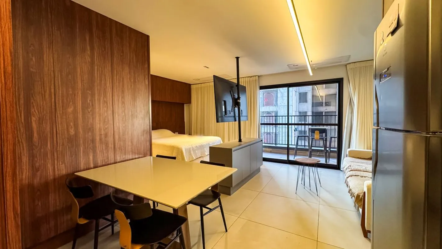 Com uma Ã¡rea privativa de 51.50mÂ², este apartamento mobiliado oferece um quart...