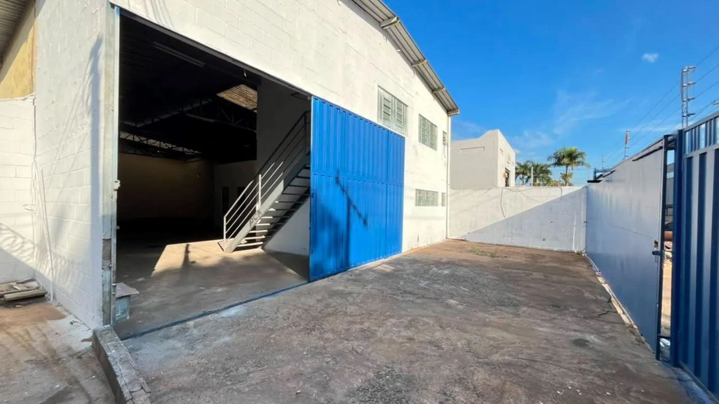 GalpÃ£o com aproximadamente 400 mÂ² de Ã¡rea construÃ­da, ideal para atividades ...