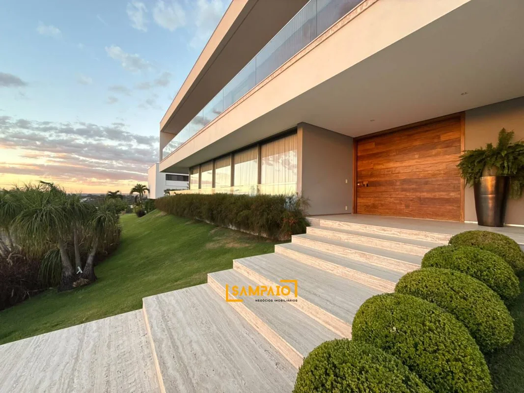 Conheça uma oportunidade única no Lago Sul: uma sofisticada casa de 5 com suítes...