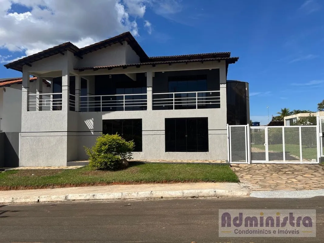 Casa com 4 quartos, sendo duas suítes, 2 salas, cozinha, área de lazer em um lot...