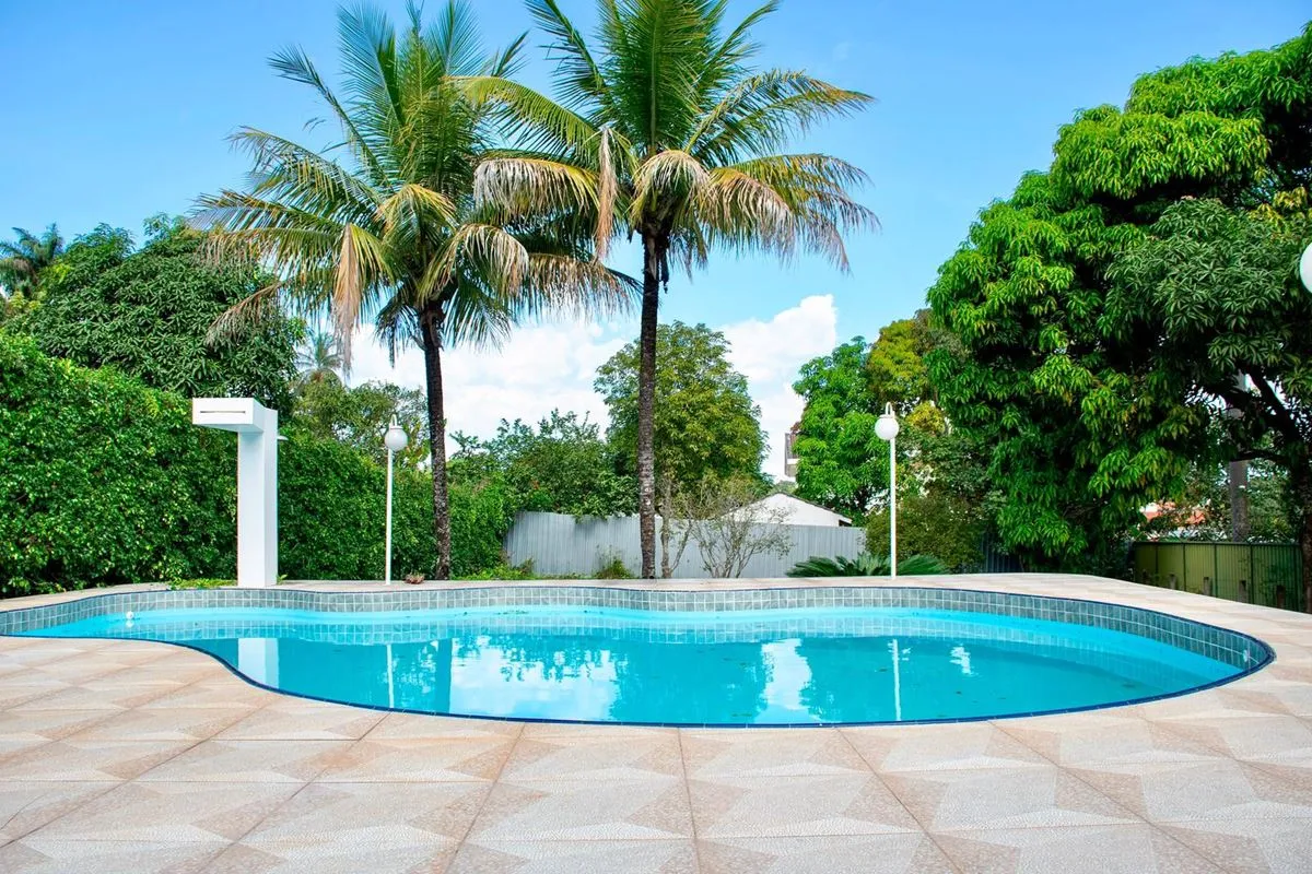 Casa espaçosa com lazer completo na QI 25, Lago Sul. Localizada em uma das melho...