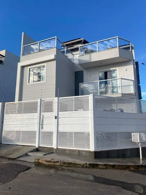 Se você procura uma casa moderna, ampla e pronta para morar, esta é uma excelent...