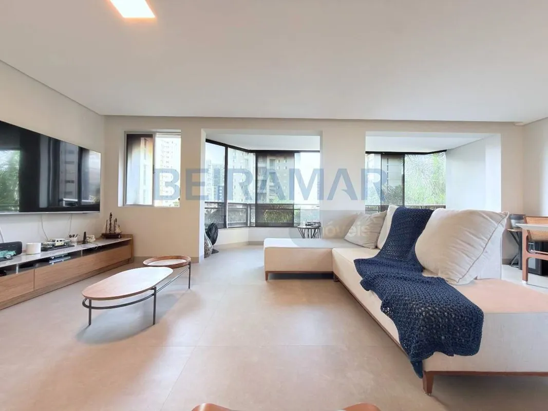 Apartamento vazado e totalmente reformado, com finos acabamentos e excelente pad...