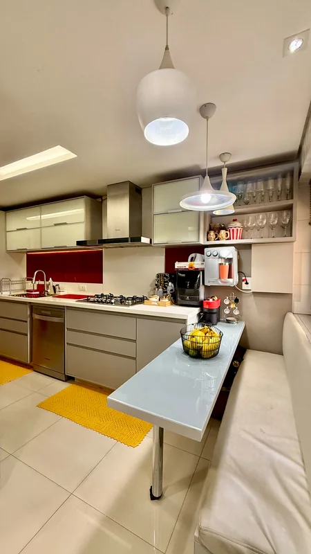 Descubra um apartamento decorado, bem localizado na Avenida Araucárias, no bairr...