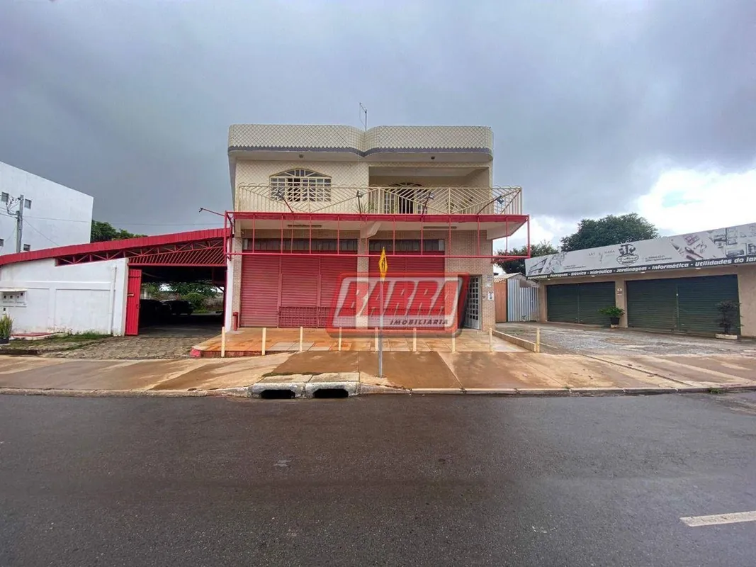 1. ResumoLojão com 250 m² | 2 apartamentos independentes | Casa de fundos com 60...