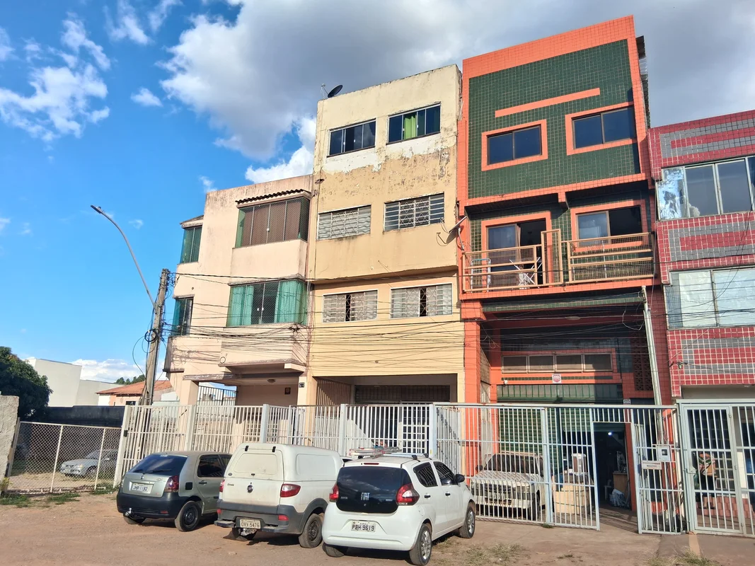 JELSON LOBO VENDE:61 9.9906-1416 WhatsApp Prédio residêncial e comercial Localiz...