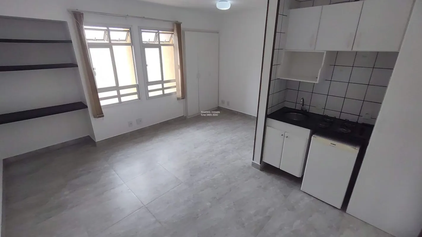 CRECI/DF 21.409Arvoredo Imóveis vende ótima Kit com armários, 27m² e com vaga de...