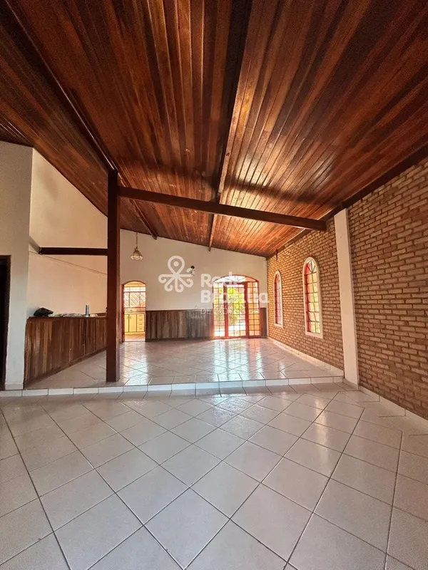 Casa térrea aconchegante em um dos melhores condomínios da região. Com cômodos e...